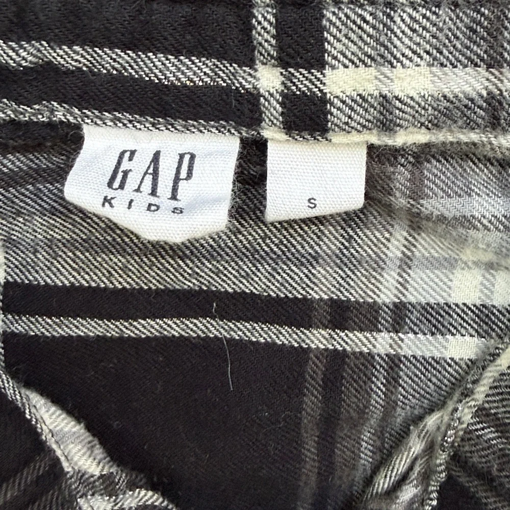 Gap Kids Plaid Button-Up Shirt in white, grey, and Black plaid, size small